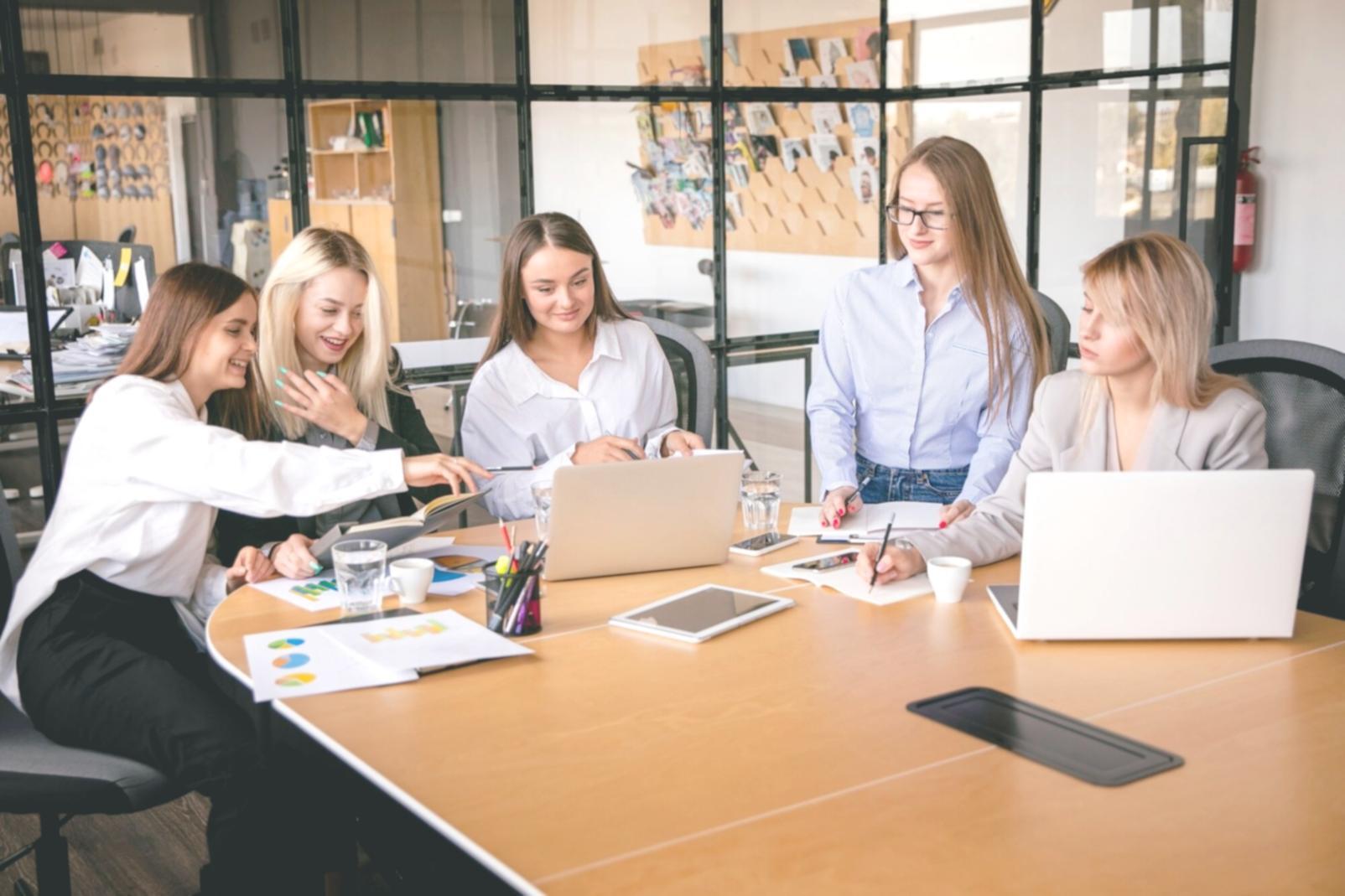 Équipe d'experts analysant des données complexes